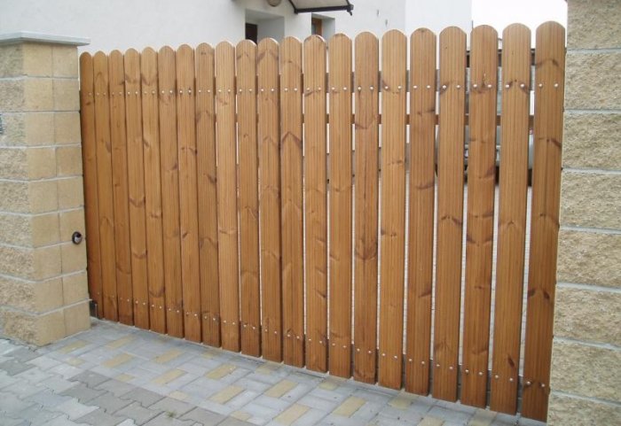 Karamelově hnědý plot z ThermoWood® hoblovaných prken